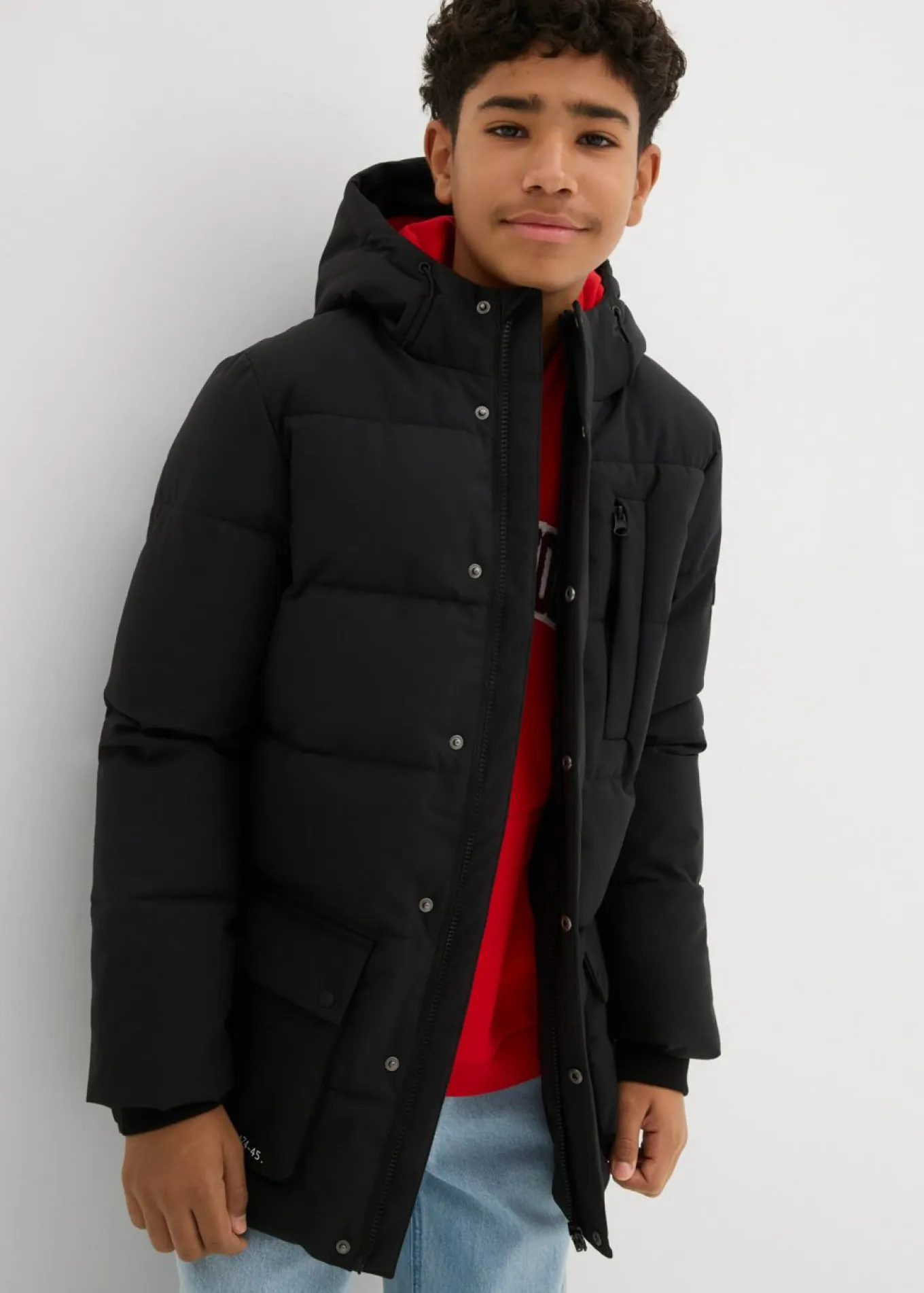 Parka acolchada con detalles deportivos y capucha