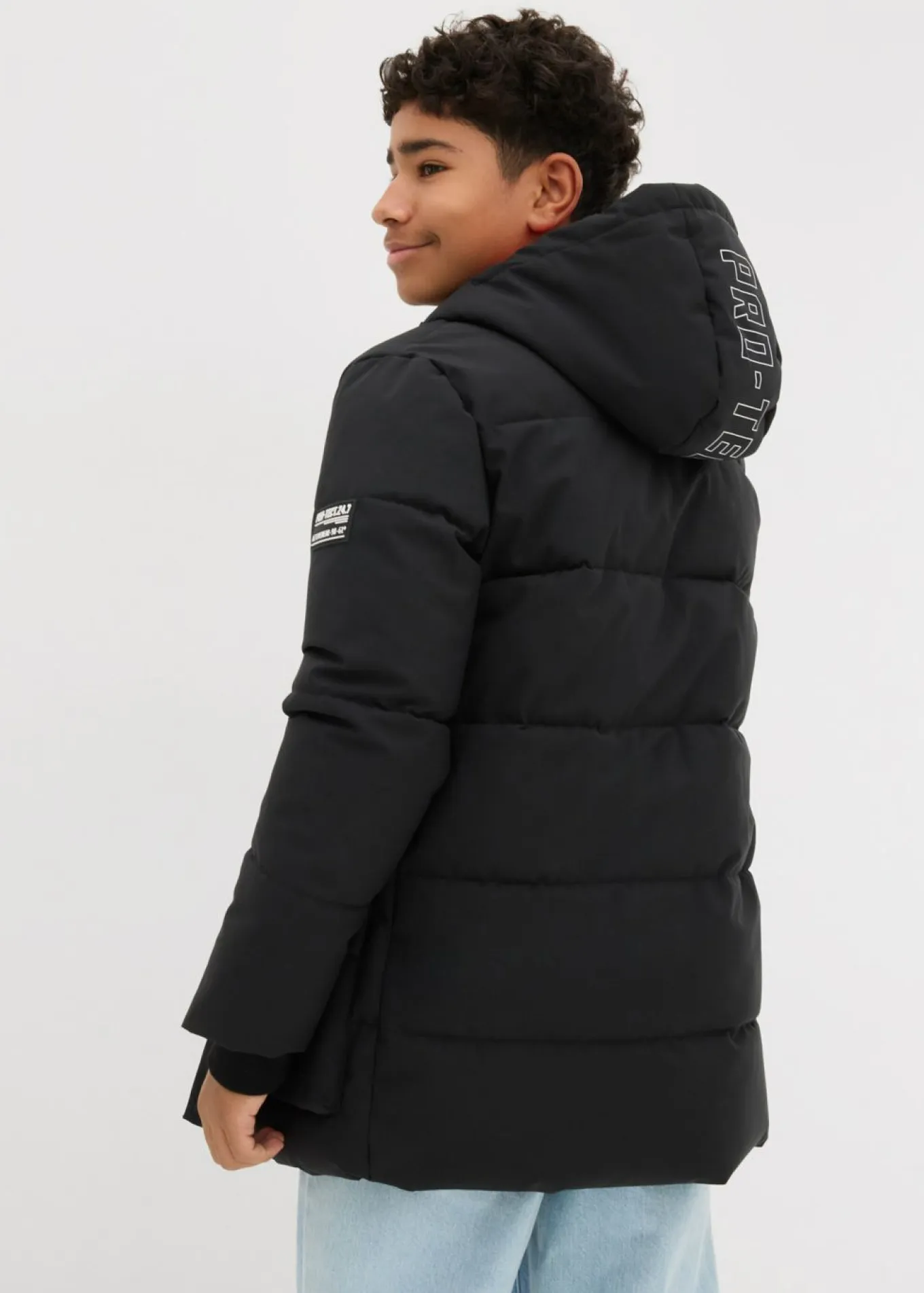 Parka acolchada con detalles deportivos y capucha