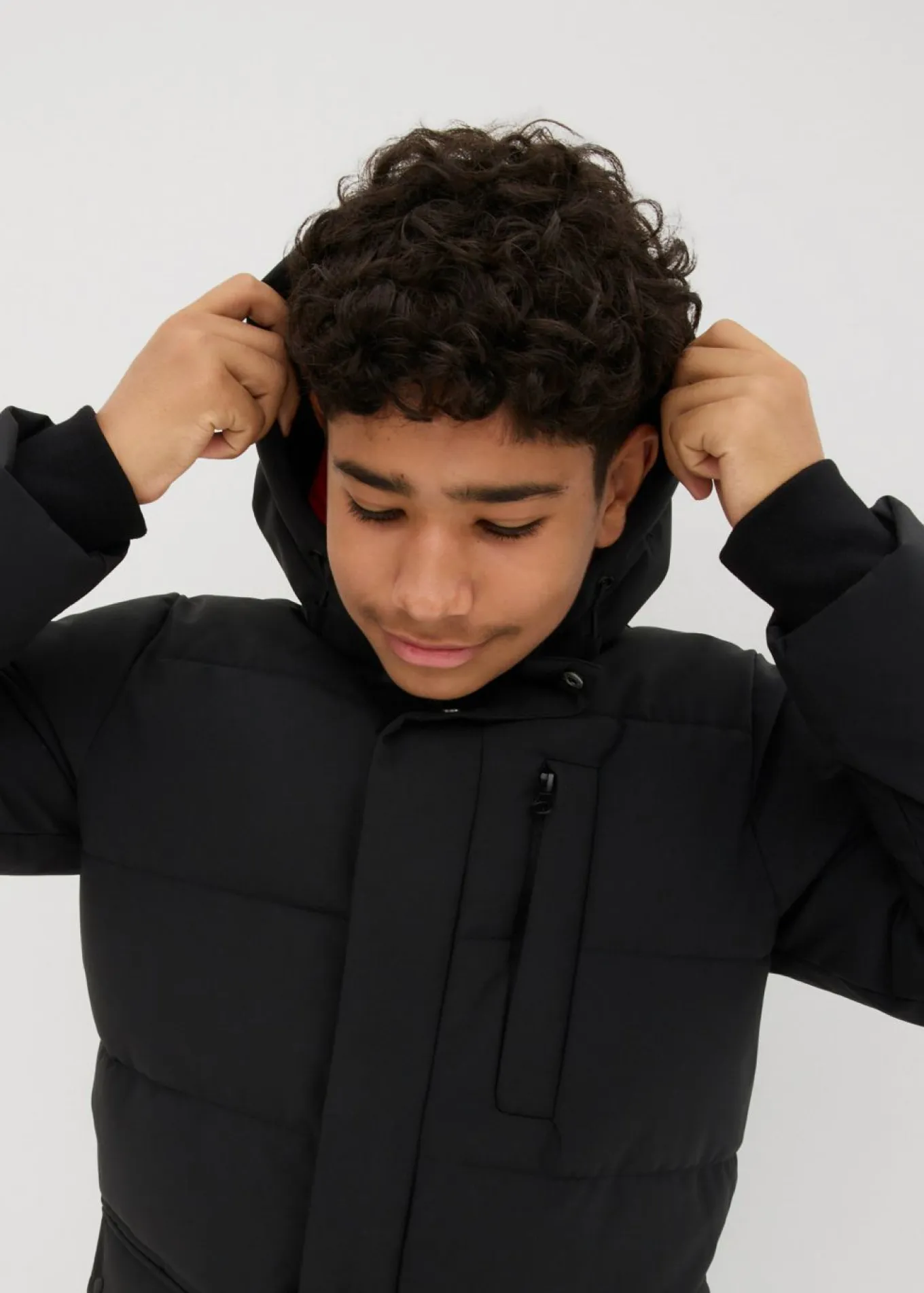 Parka acolchada con detalles deportivos y capucha
