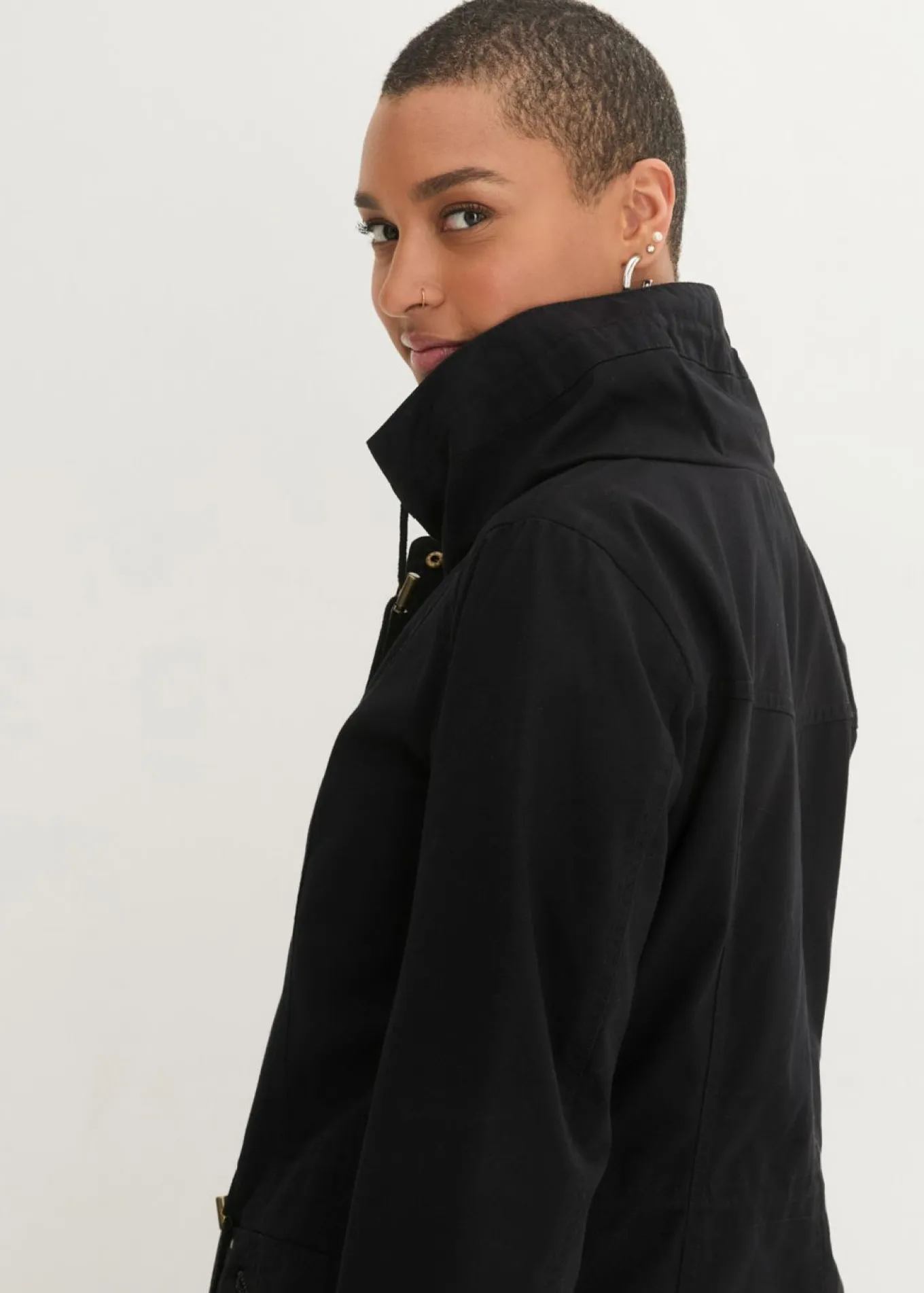 Parka corta de algodón con cuello alto, entallada