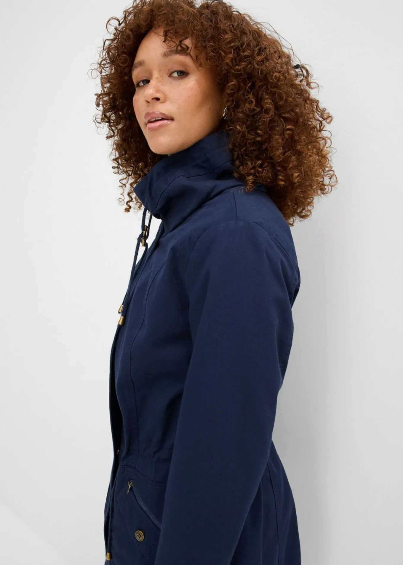 Parka corta de algodón con cuello alto, entallada