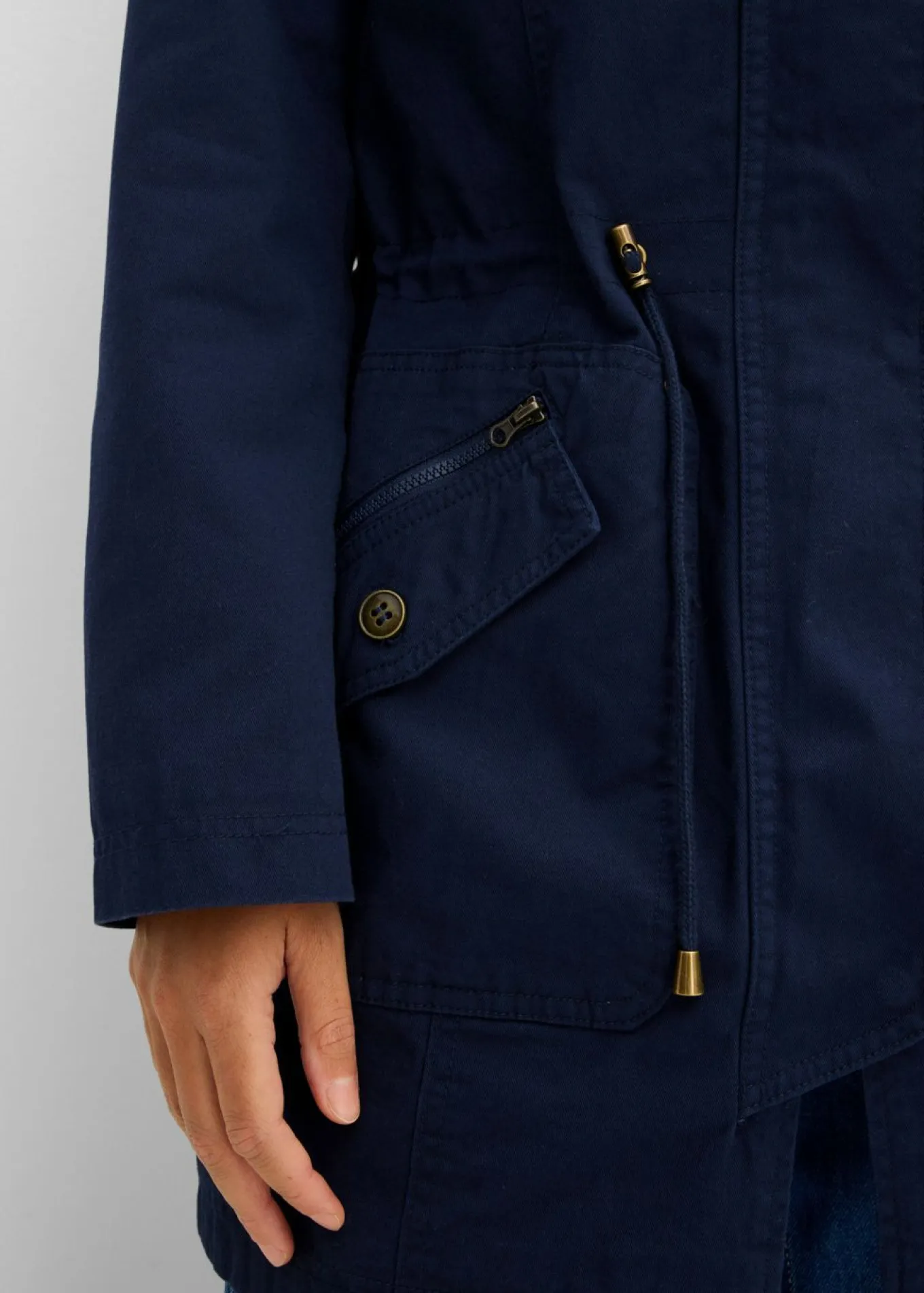 Parka corta de algodón con cuello alto, entallada