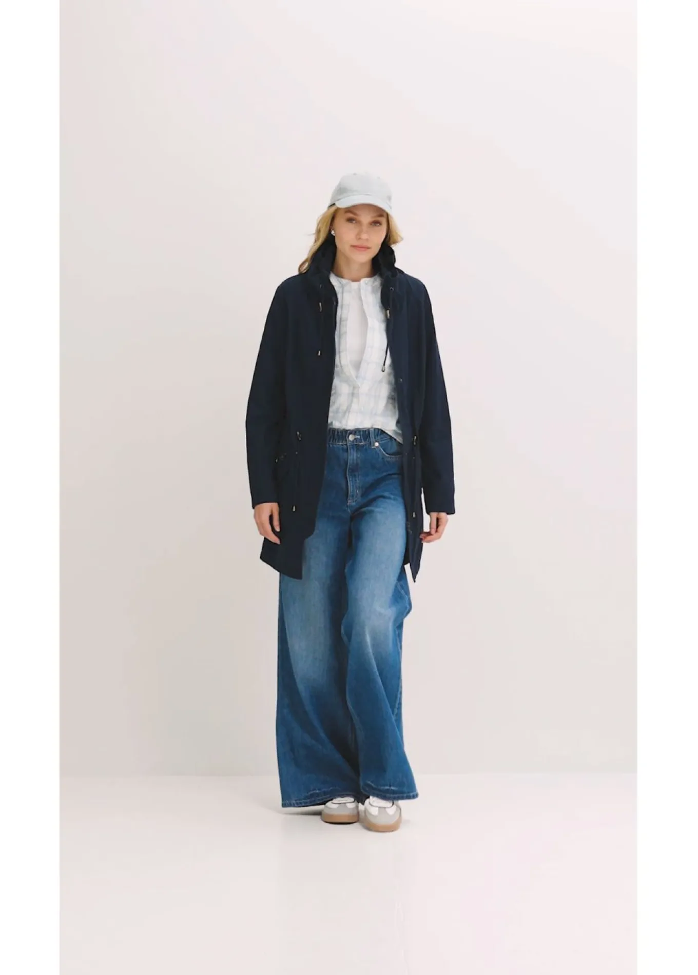 Parka corta de algodón con cuello alto, entallada