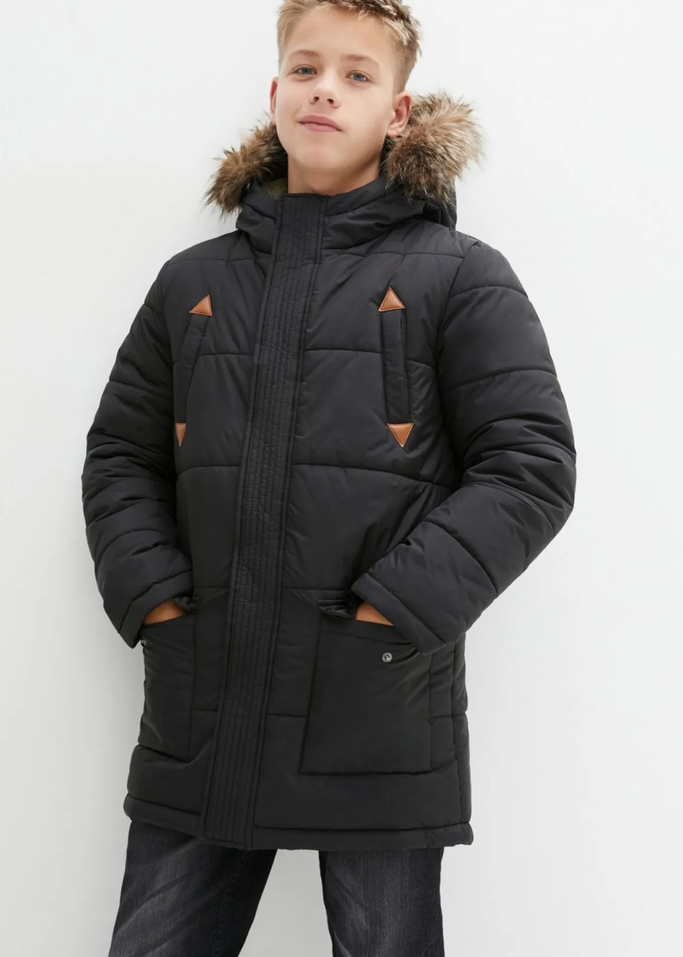 Parka de invierno con detalles de piel sintética y capucha de pelo
