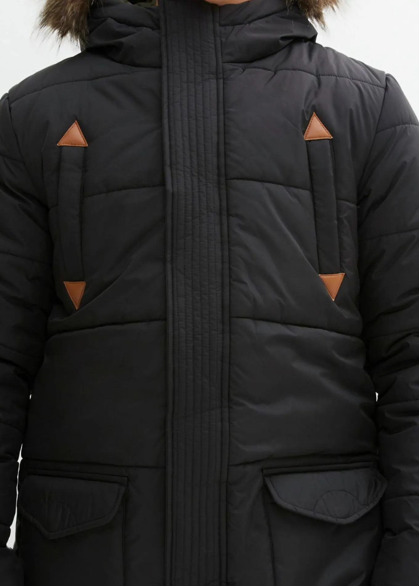 Parka de invierno con detalles de piel sintética y capucha de pelo