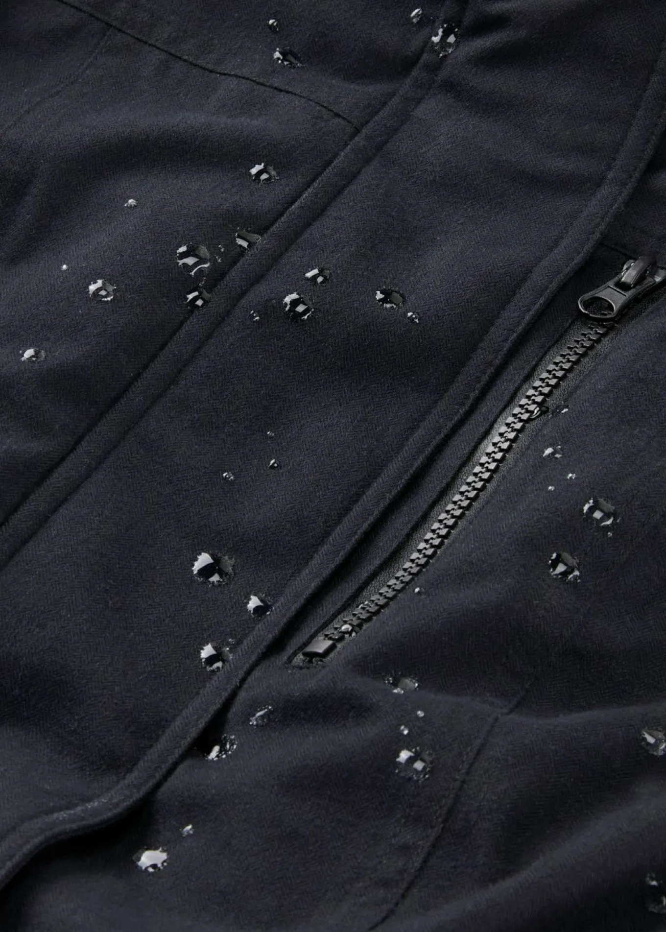 Parka funcional impermeable con forro de peluche en la capucha