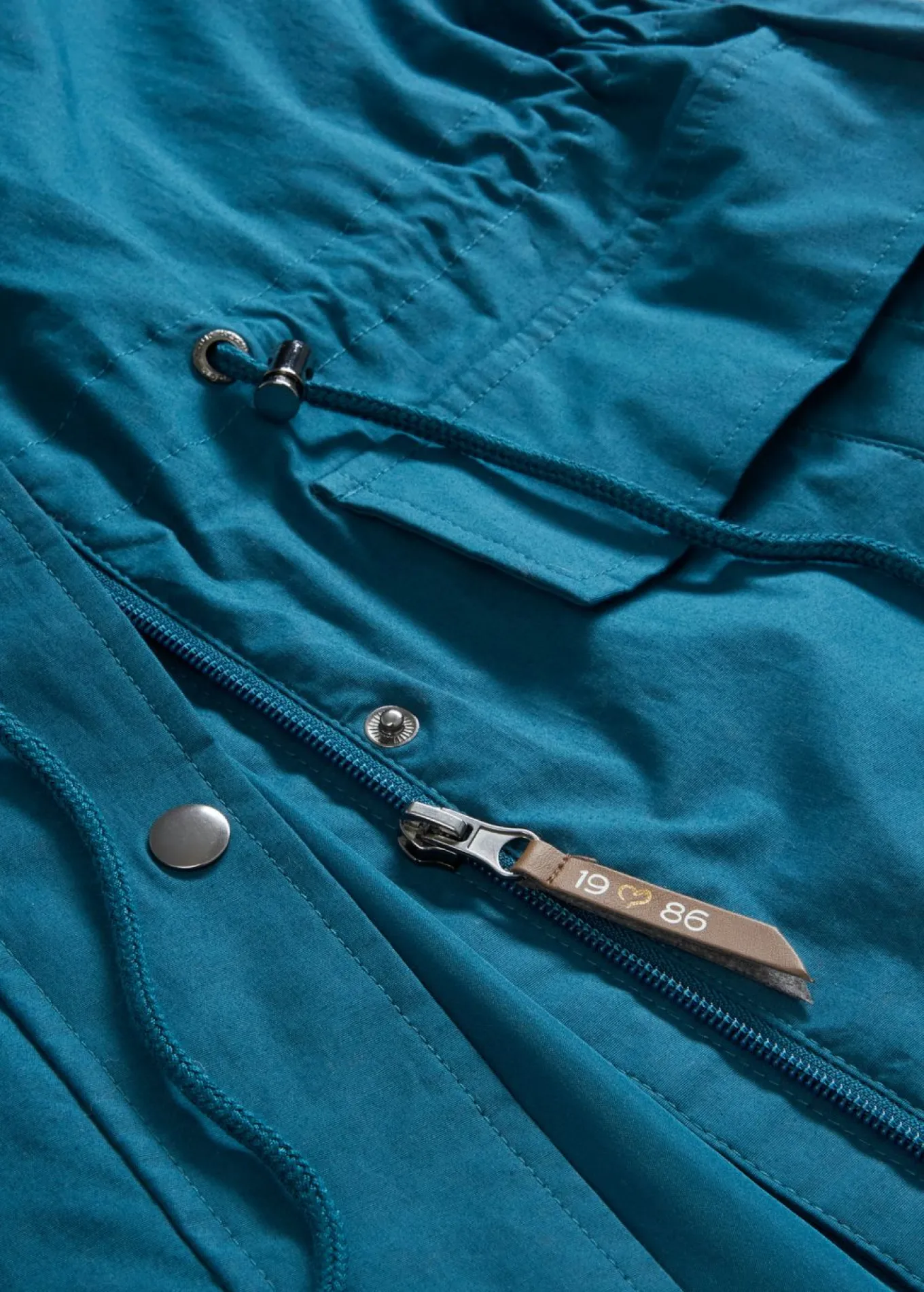 Parka tipo gabardina con bolsillos grandes