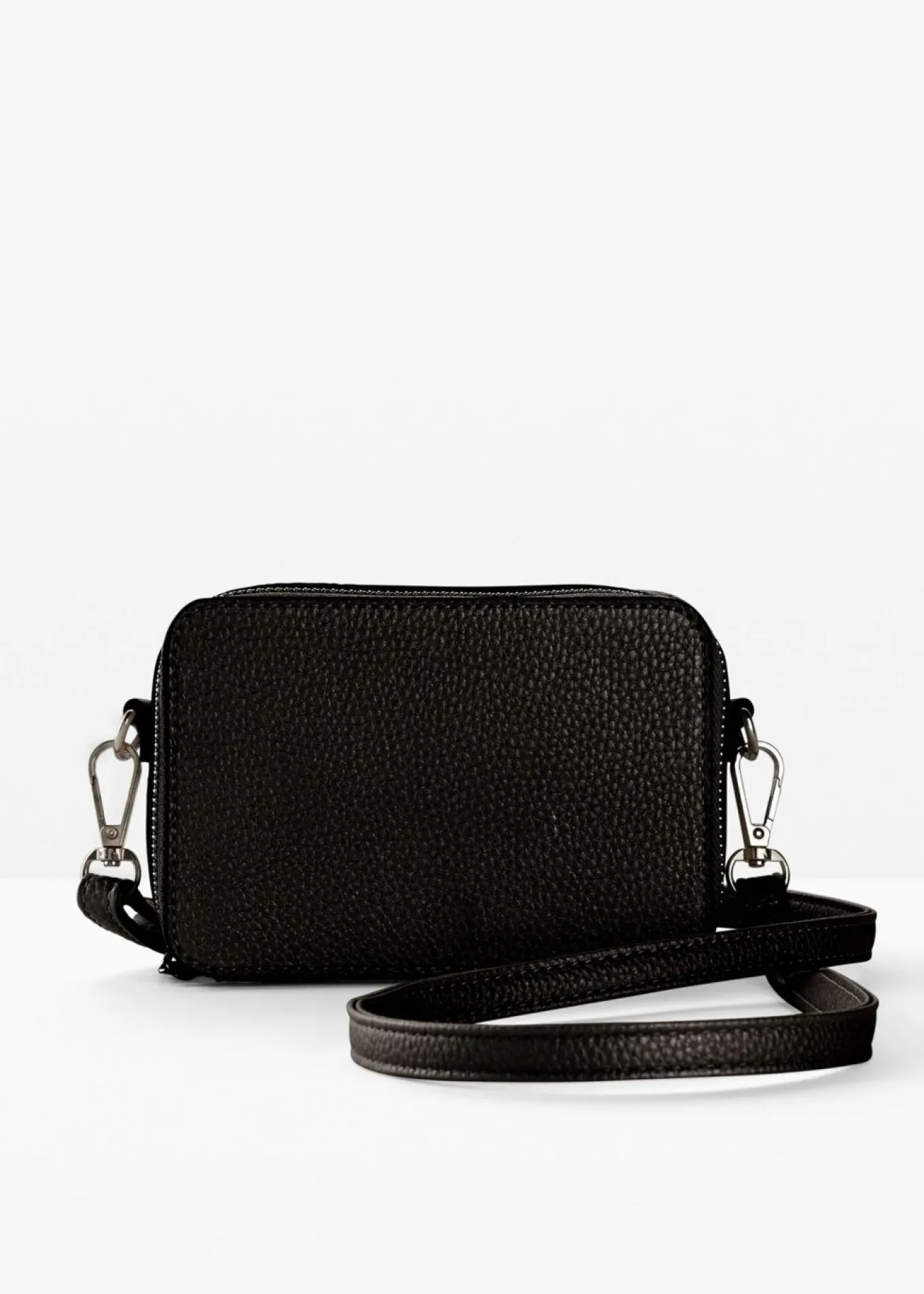 Pequeño bolso estilo bandolera con correa desmontable