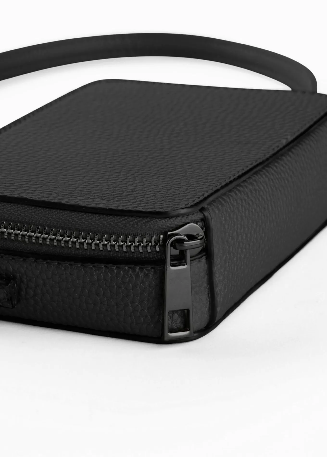 Pequeño bolso estilo bandolera con correa desmontable