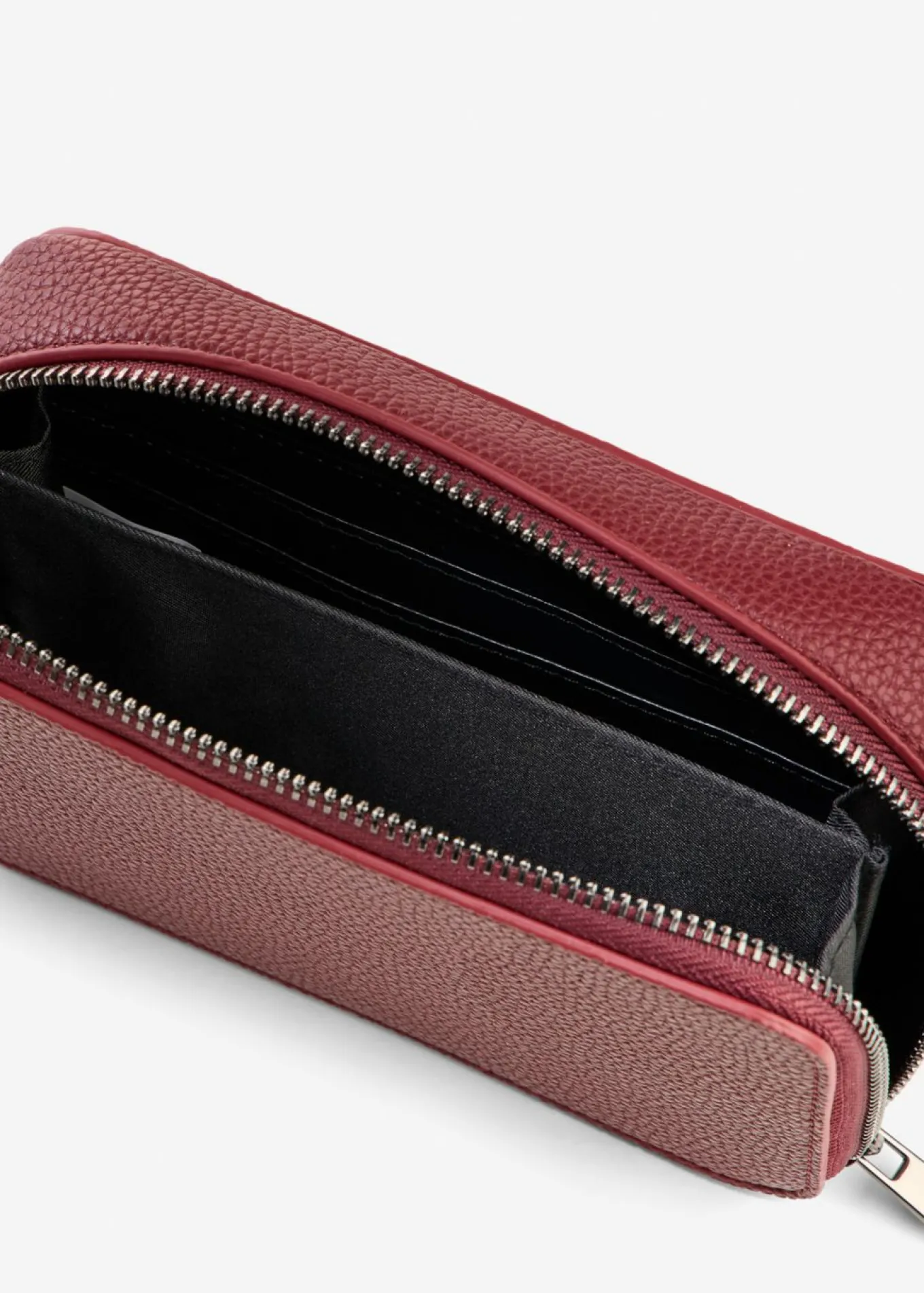 Pequeño bolso estilo bandolera con correa desmontable