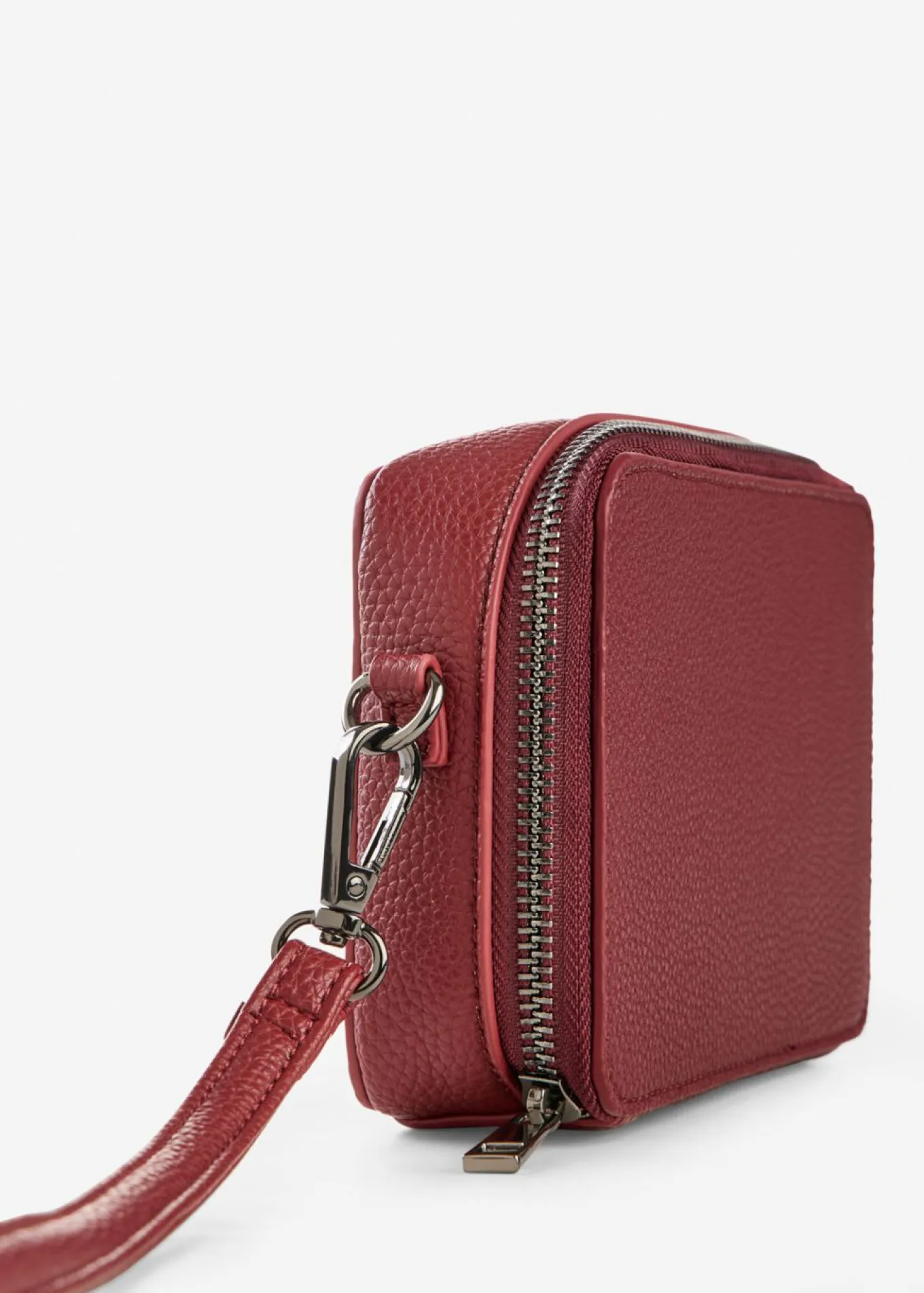 Pequeño bolso estilo bandolera con correa desmontable