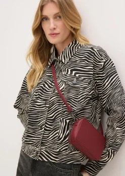 Pequeño bolso estilo bandolera con correa desmontable