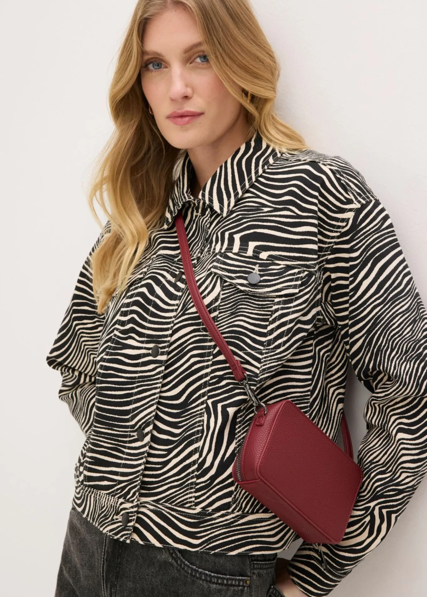 Pequeño bolso estilo bandolera con correa desmontable