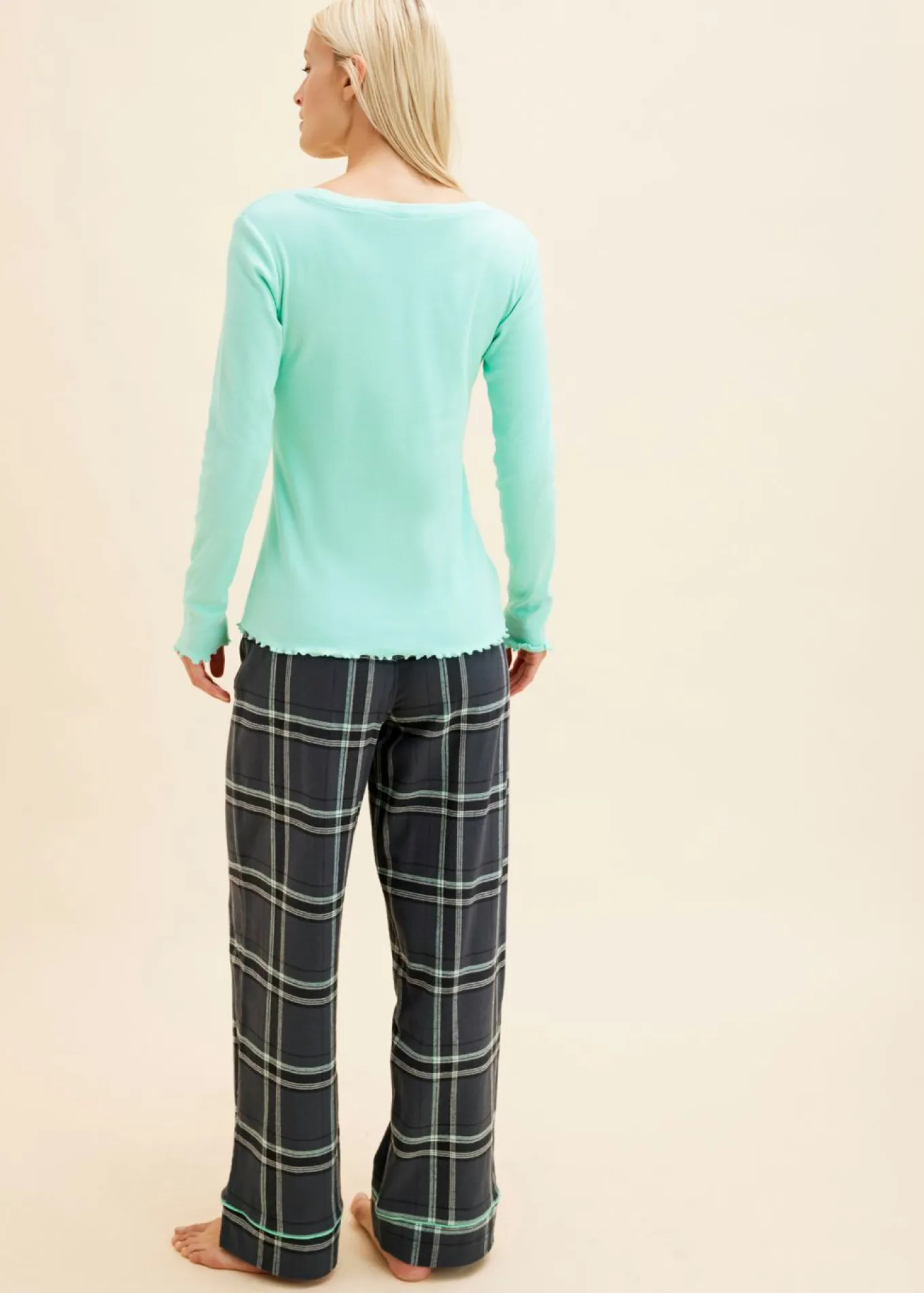 Pijama con camiseta de canalé y pantalón de franela