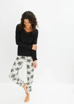 Pijama con encaje discreto