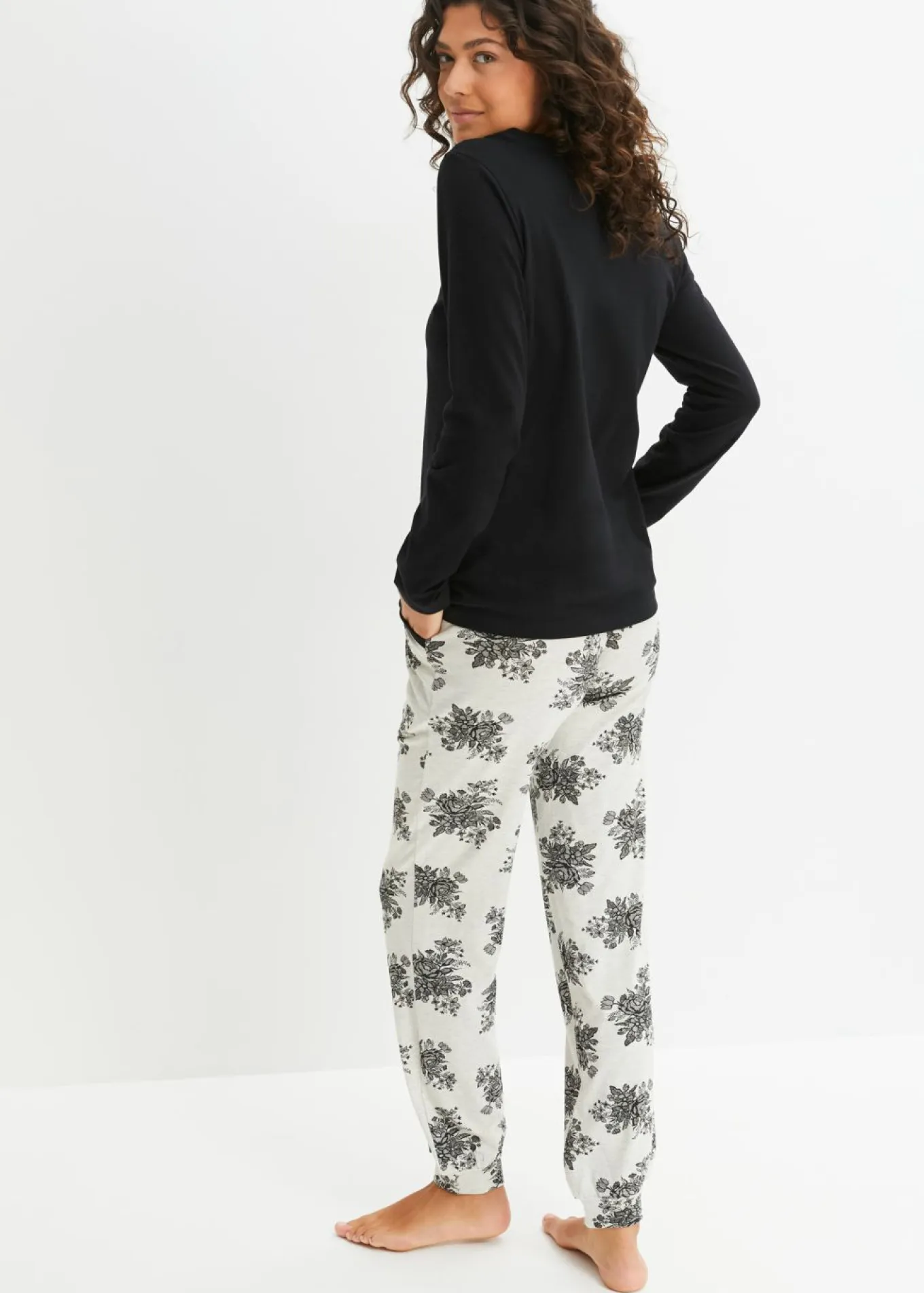 Pijama con encaje discreto