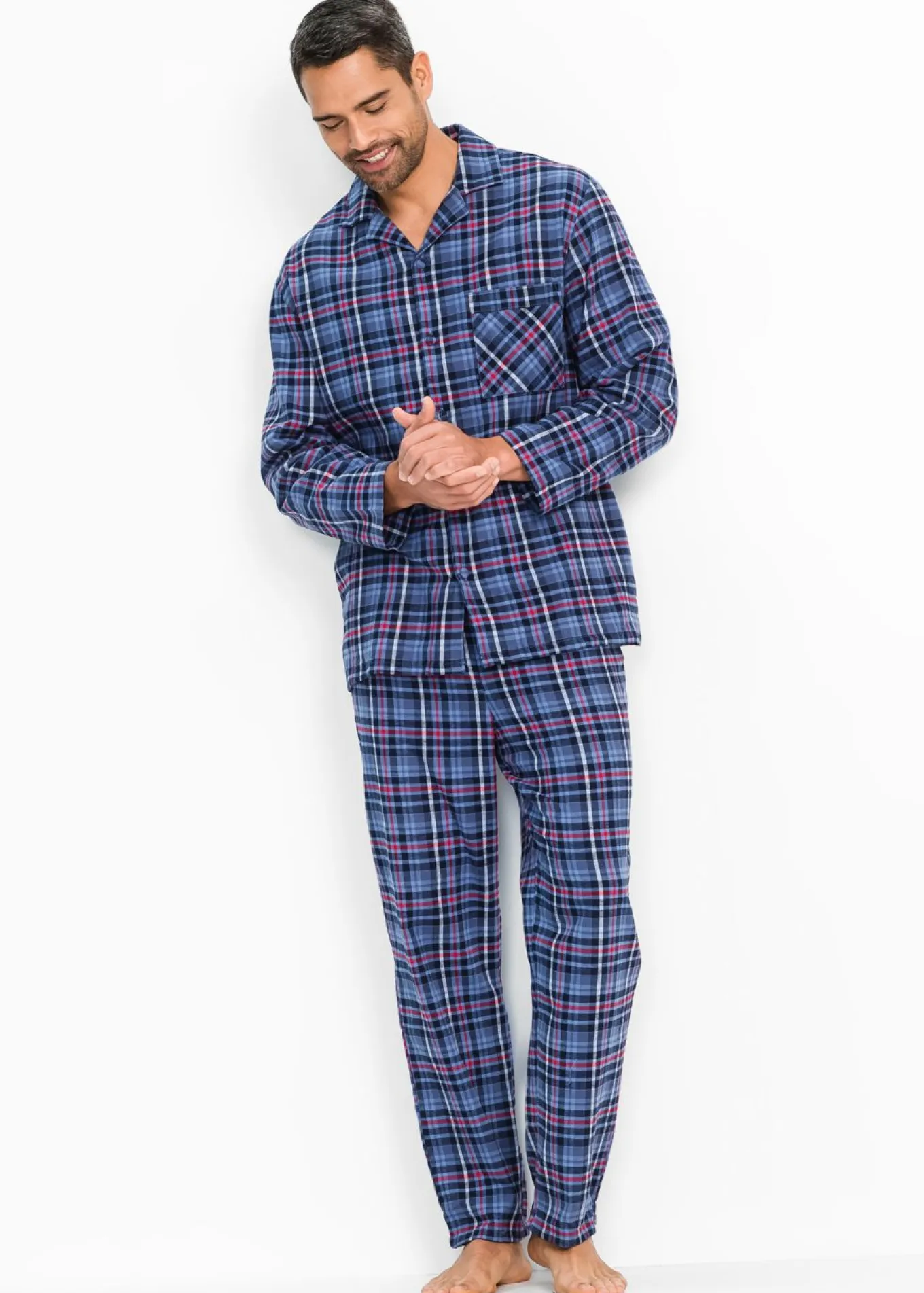 Pijama de franela suave con botones y mangas largas.