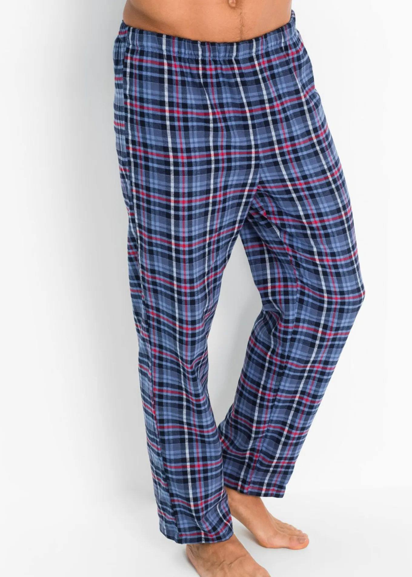 Pijama de franela suave con botones y mangas largas.