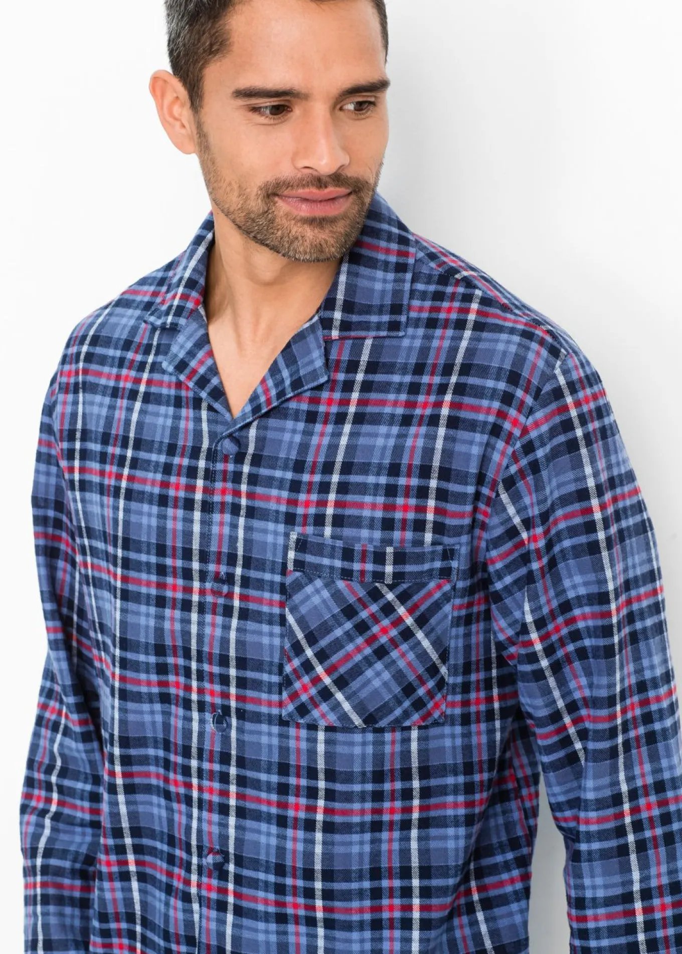Pijama de franela suave con botones y mangas largas.