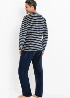Pijama de material suave con mangas largas