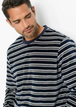 Pijama de material suave con mangas largas