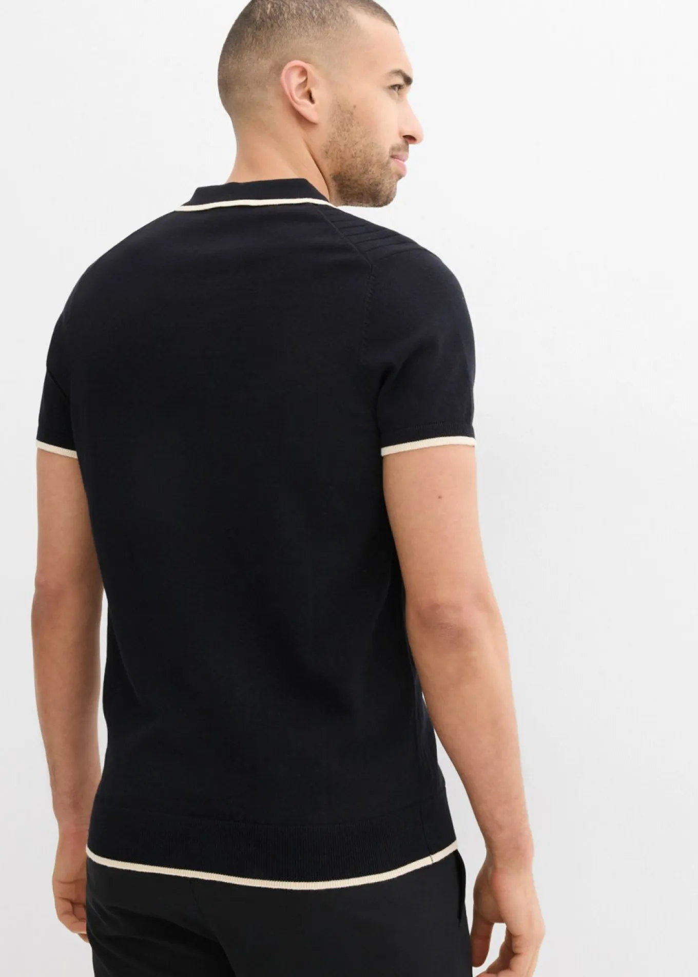 Polo con detalles en contraste
