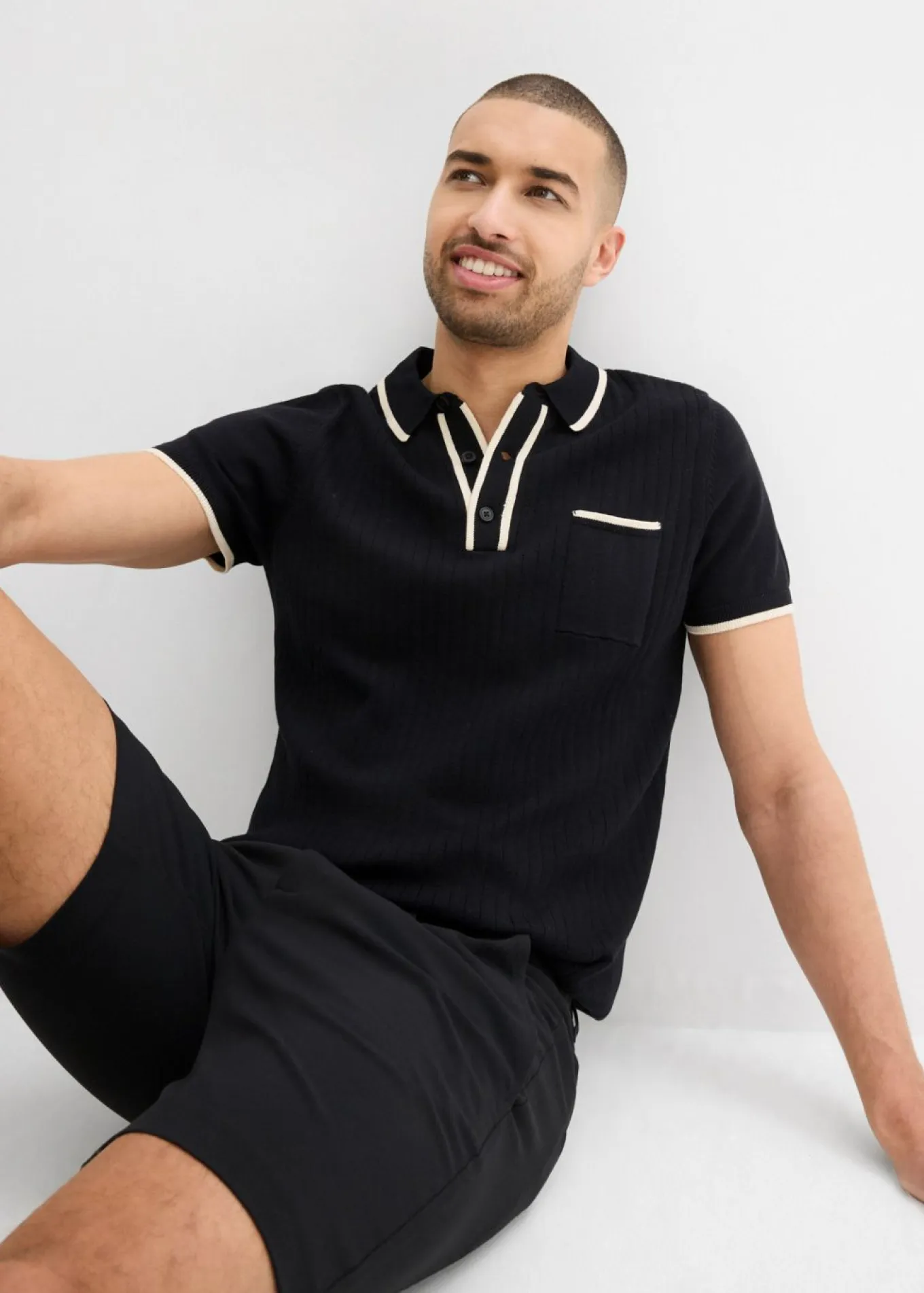 Polo con detalles en contraste