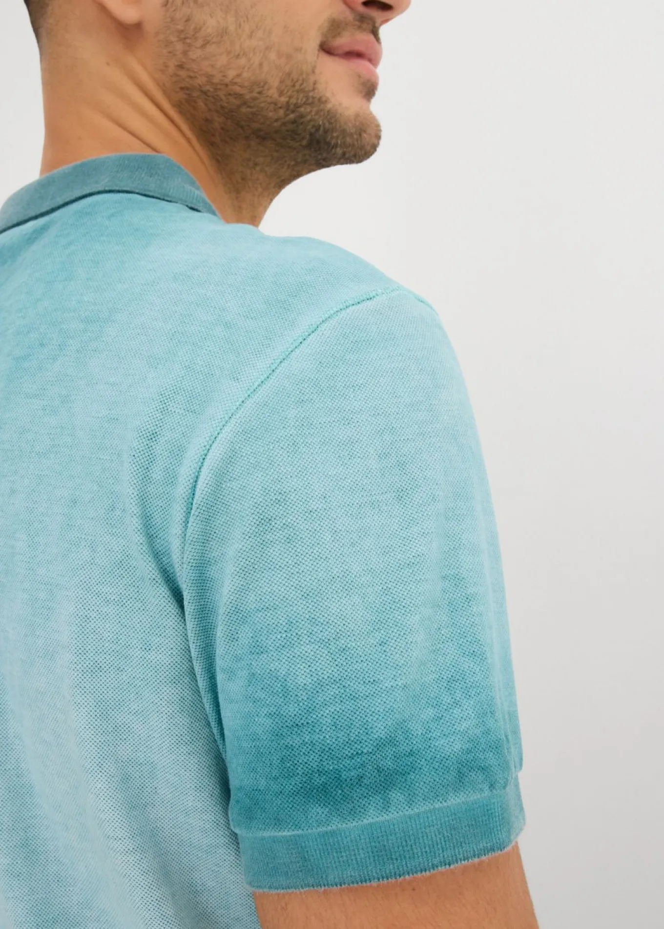 Polo de piqué con aspecto desgastado