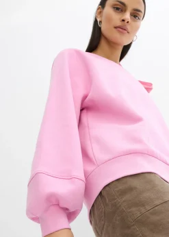 Sudadera ancha con un hombro al descubierto