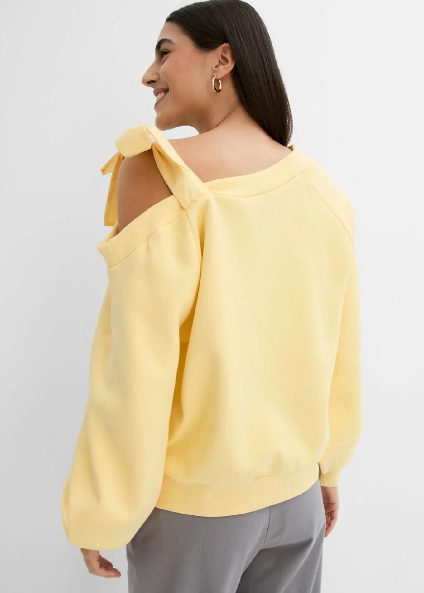 Sudadera ancha con un hombro al descubierto