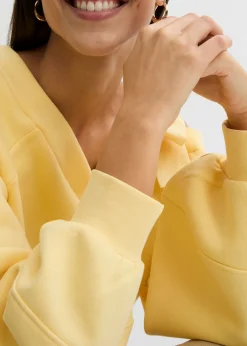 Sudadera ancha con un hombro al descubierto