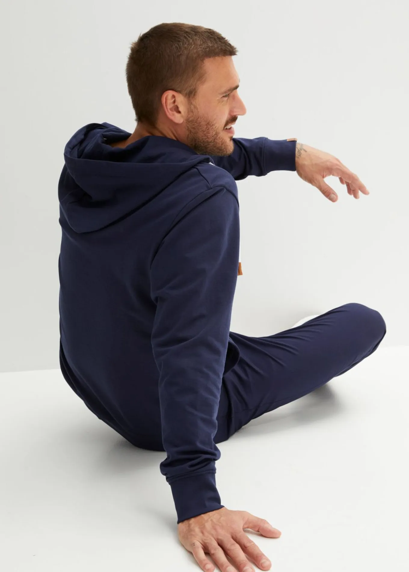 Sudadera con capucha y detalles de piel sintética