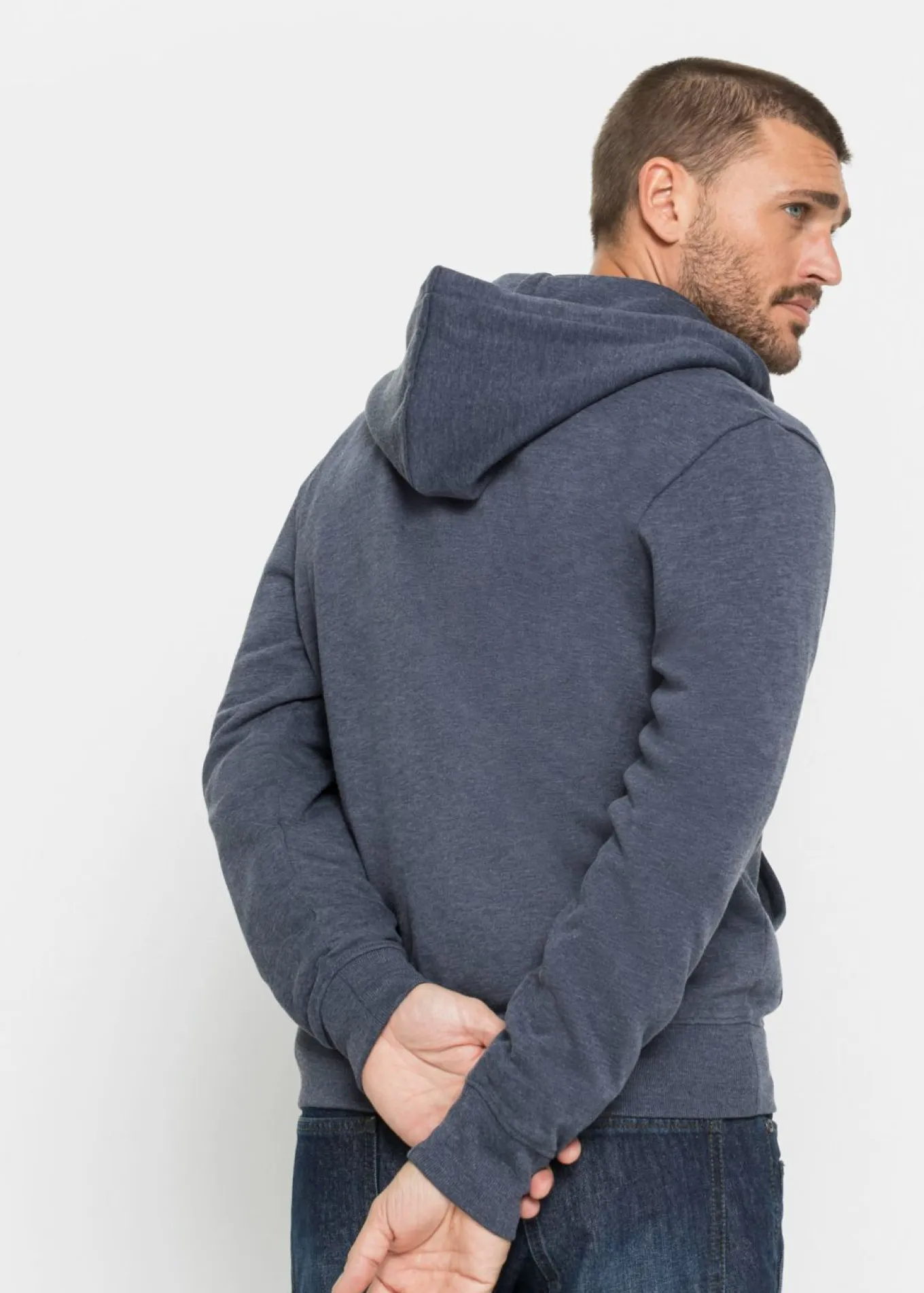 Sudadera con capucha y detalles de piel sintética
