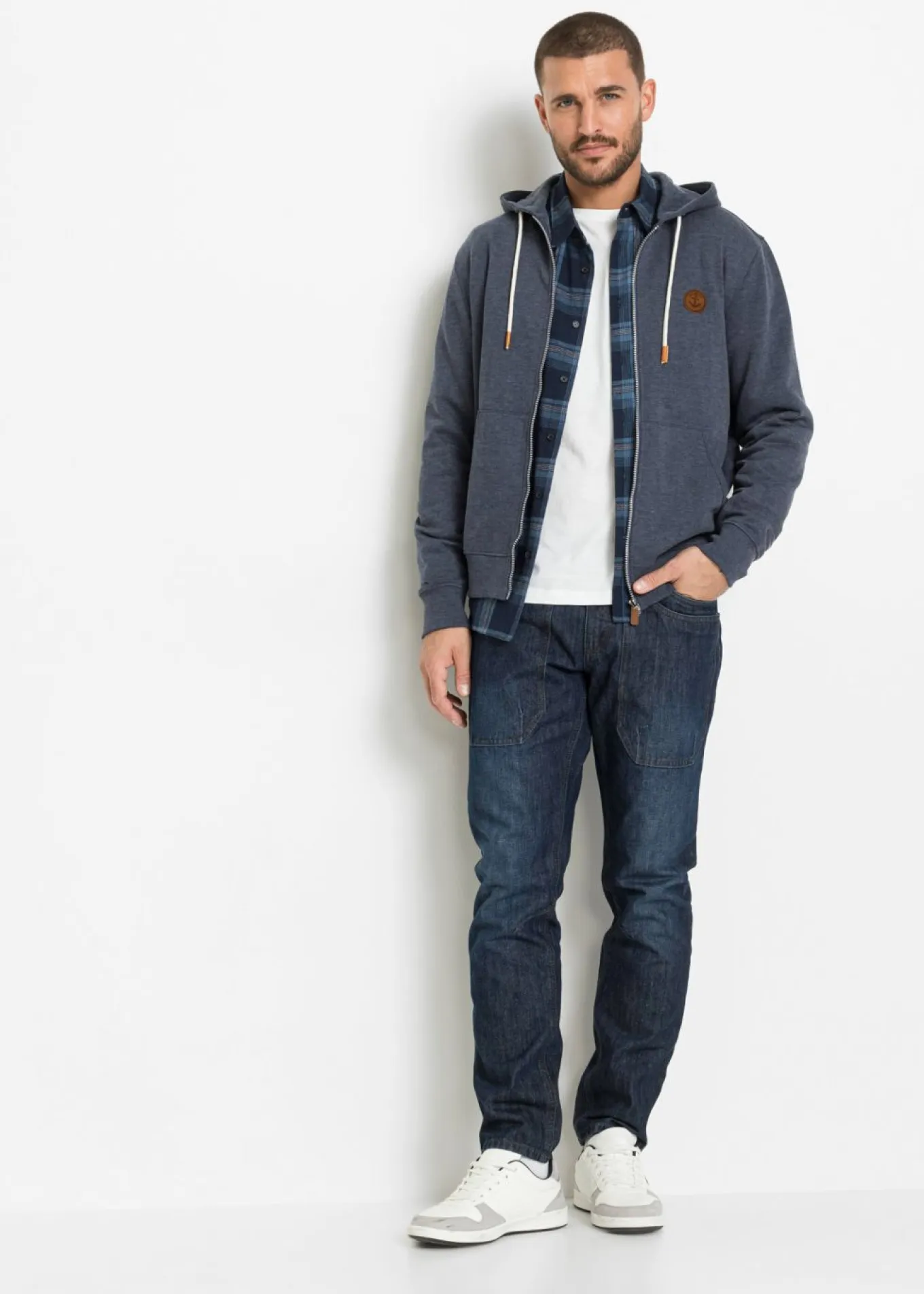 Sudadera con capucha y detalles de piel sintética