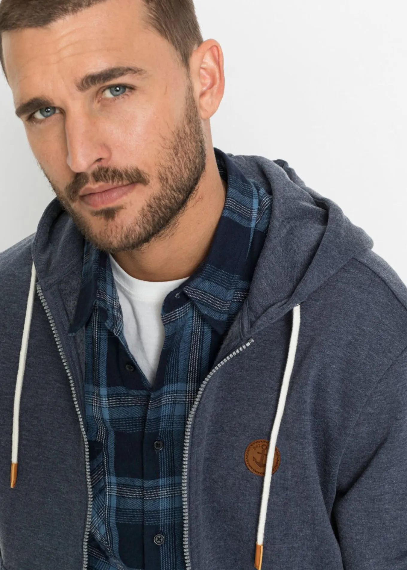 Sudadera con capucha y detalles de piel sintética
