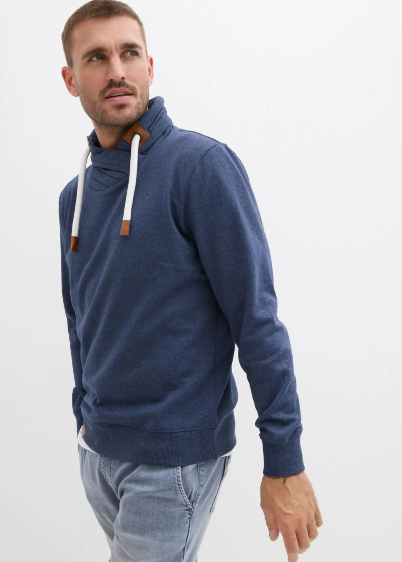 Sudadera con cuello tipo pañuelo con detalles de piel sintética