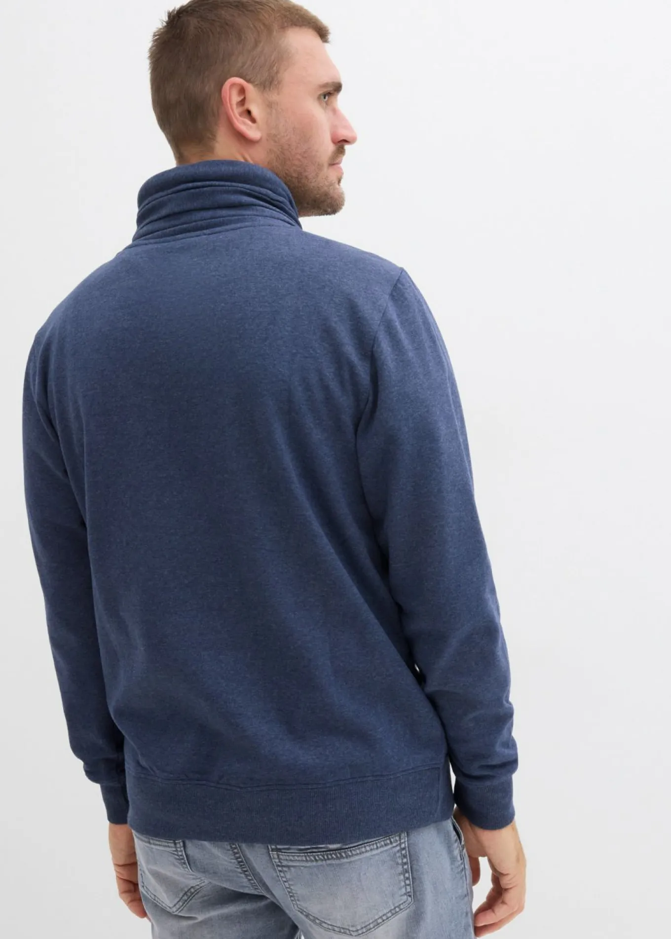 Sudadera con cuello tipo pañuelo con detalles de piel sintética