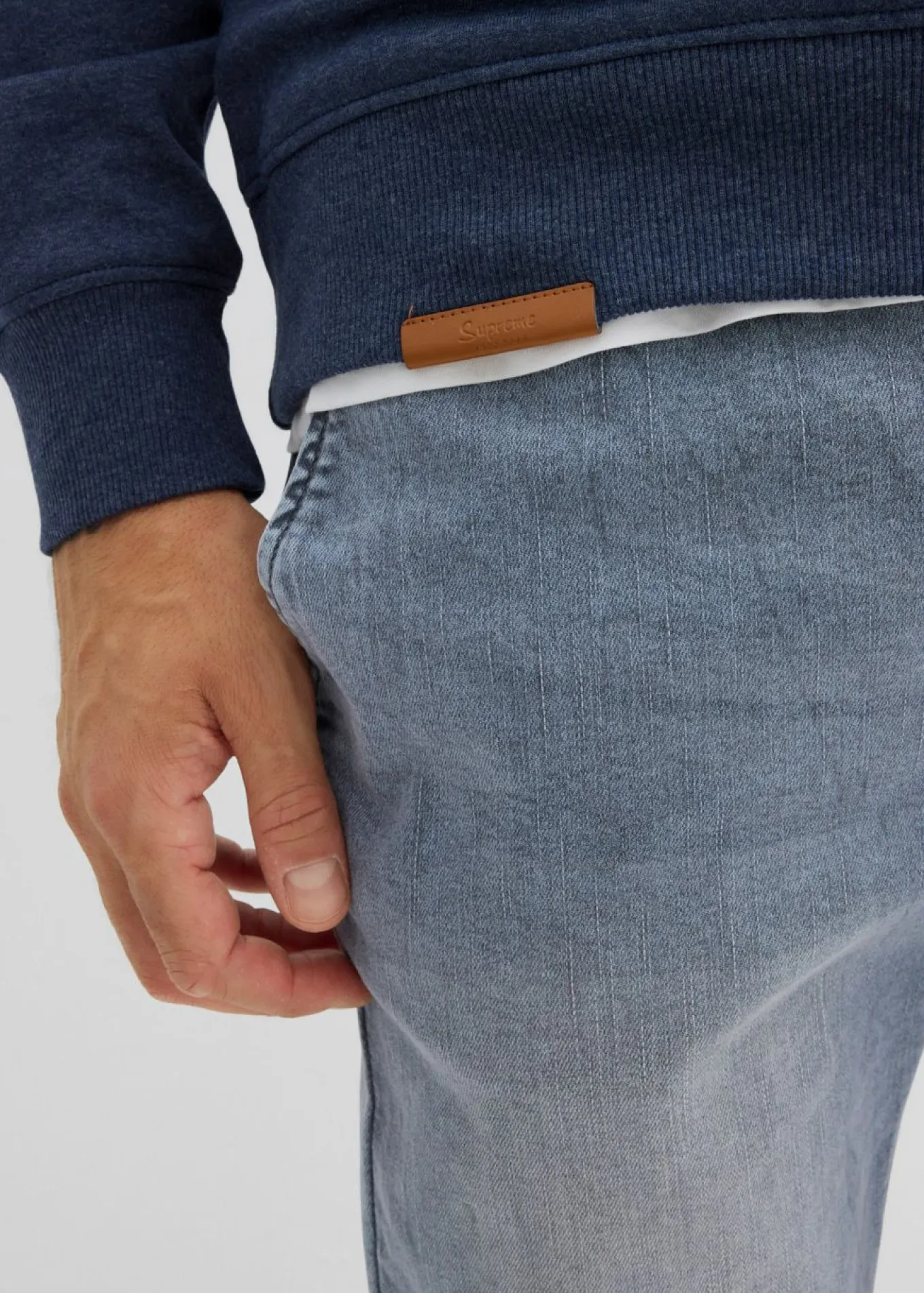 Sudadera con cuello tipo pañuelo con detalles de piel sintética