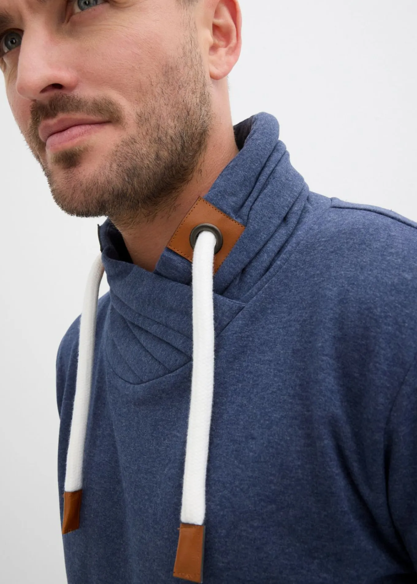 Sudadera con cuello tipo pañuelo con detalles de piel sintética