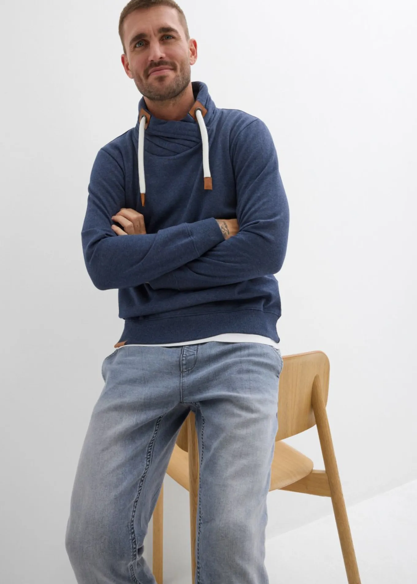 Sudadera con cuello tipo pañuelo con detalles de piel sintética