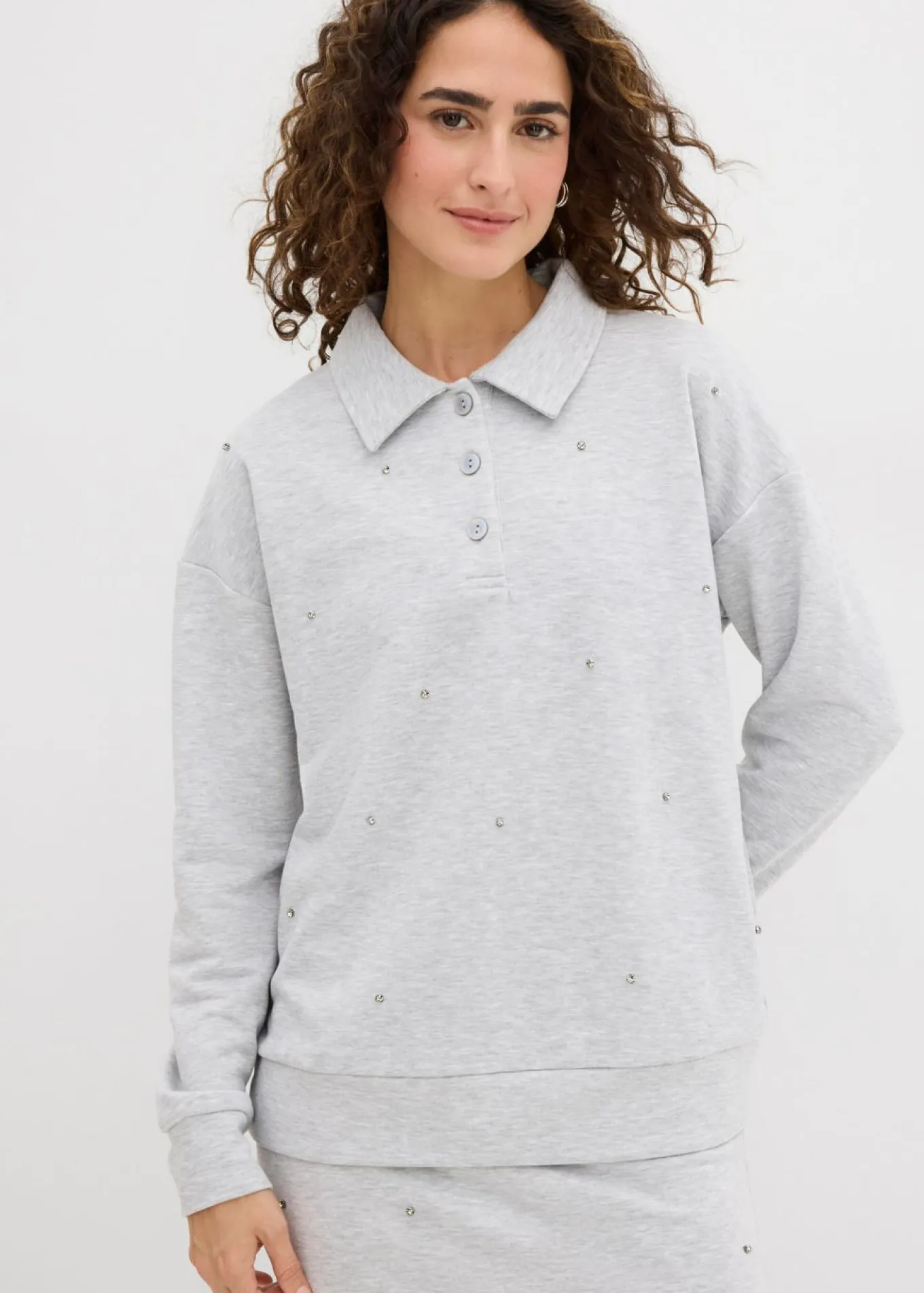 Sudadera con tachuelas