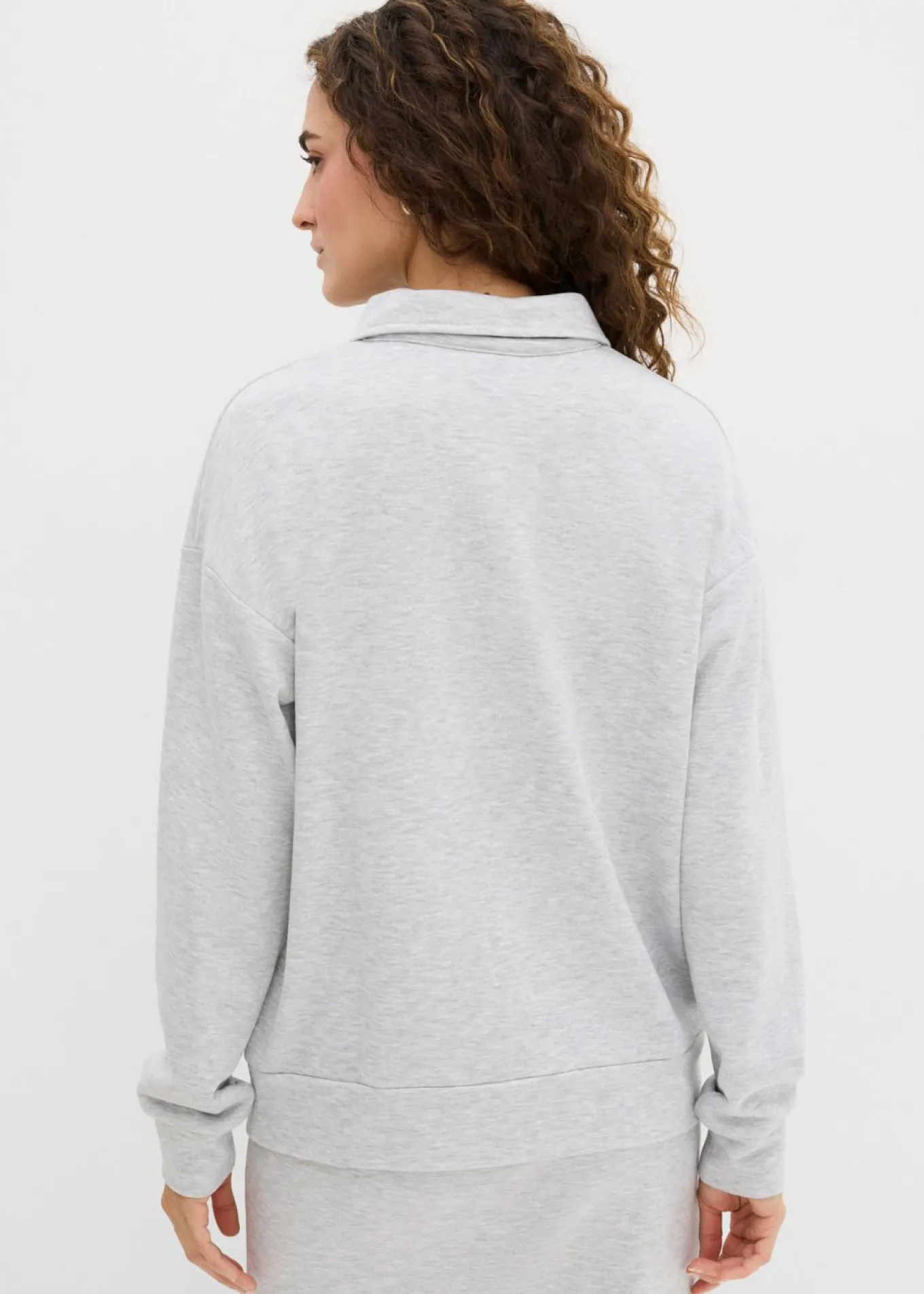 Sudadera con tachuelas