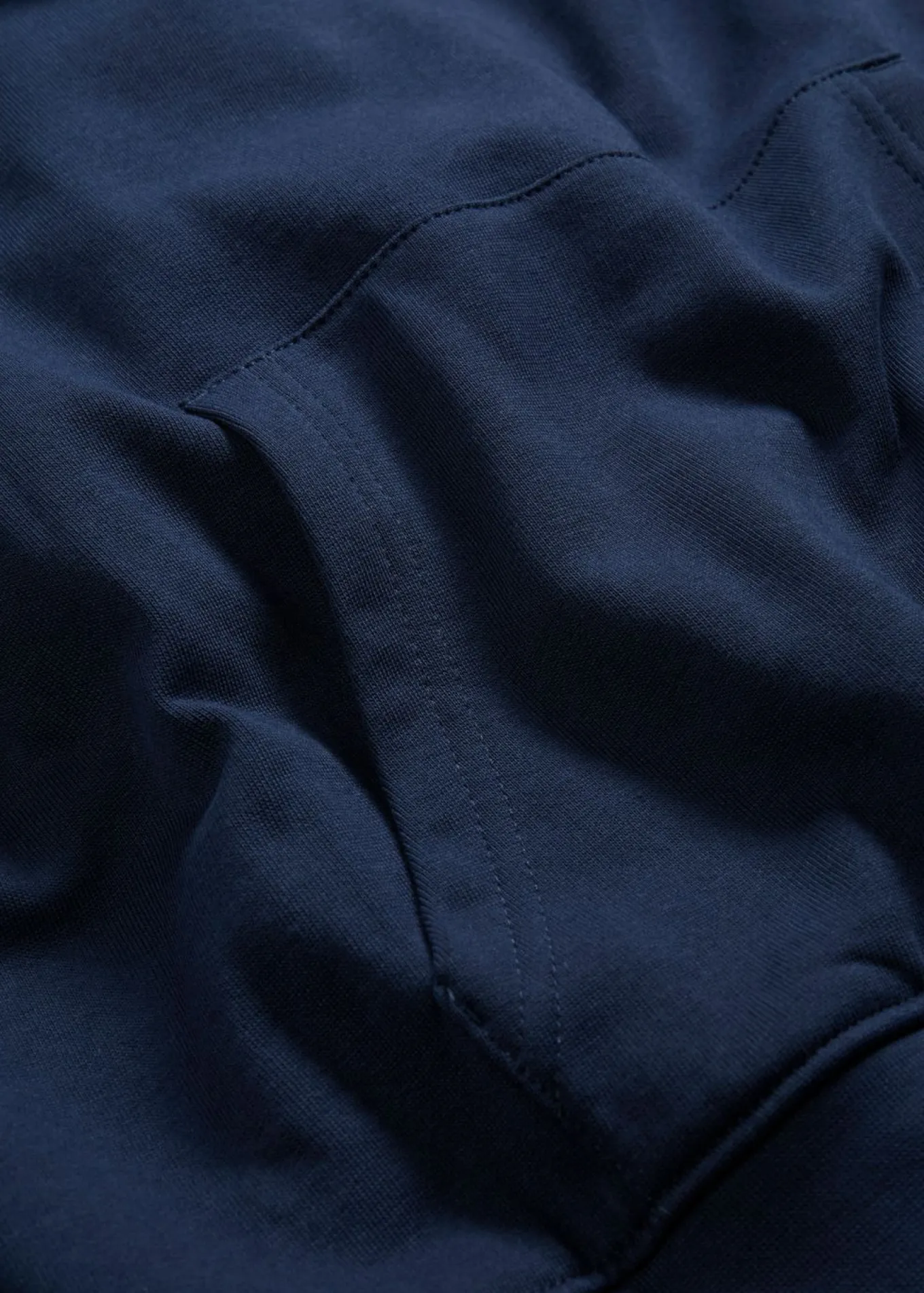 Sudadera de algodón orgánico puro con capucha, corte holgado y un gran estampado en la parte posterior