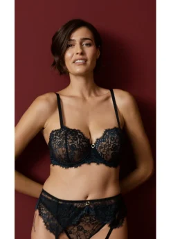 Sujetador de tirantes halter con delicado encaje fino