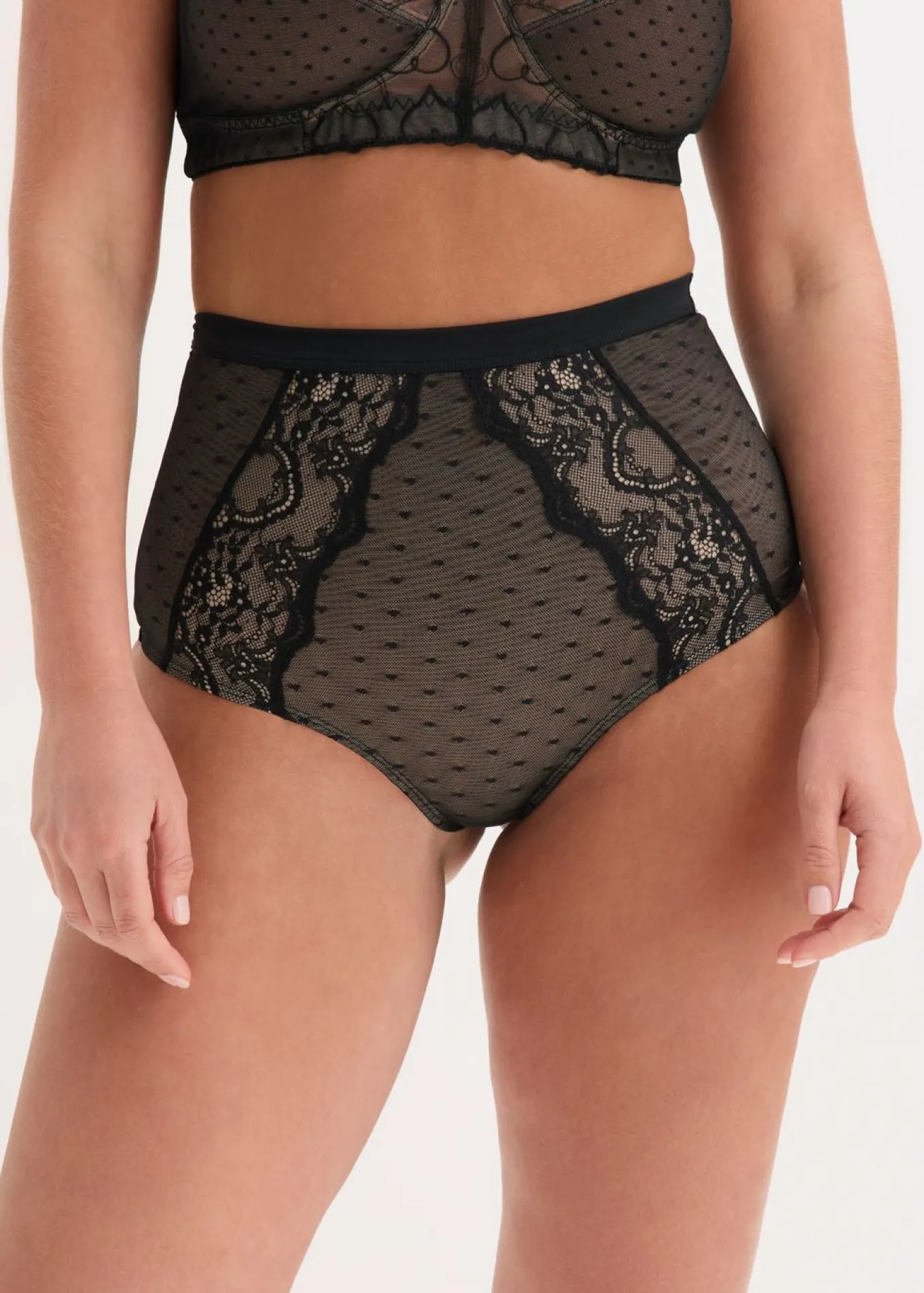 Tanga con efecto moldeador medio y encaje