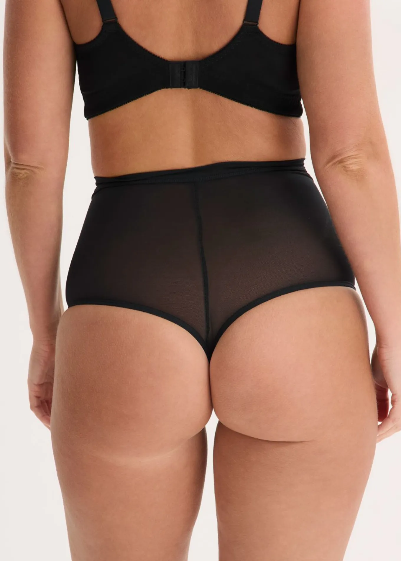 Tanga con efecto moldeador medio y encaje