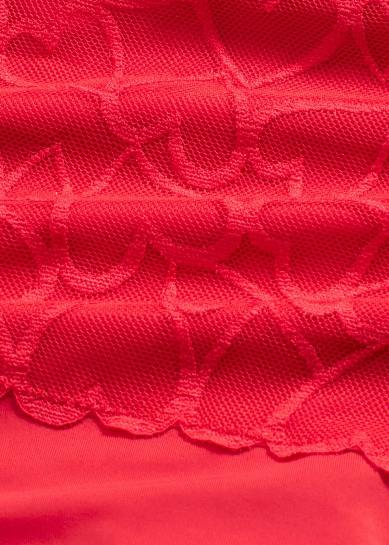 Tanga con efecto moldeador medio y encaje de corazones