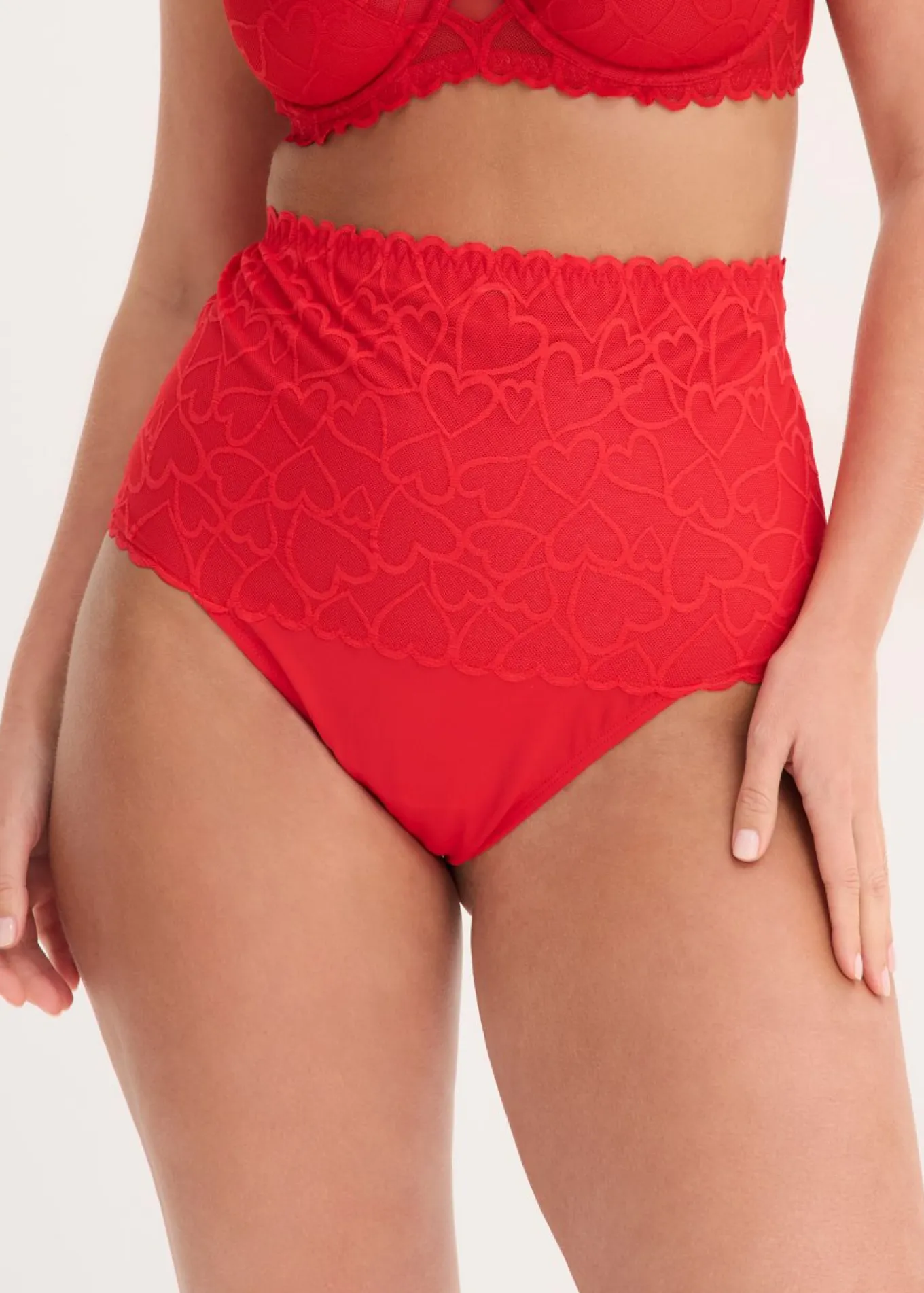 Tanga con efecto moldeador medio y encaje de corazones