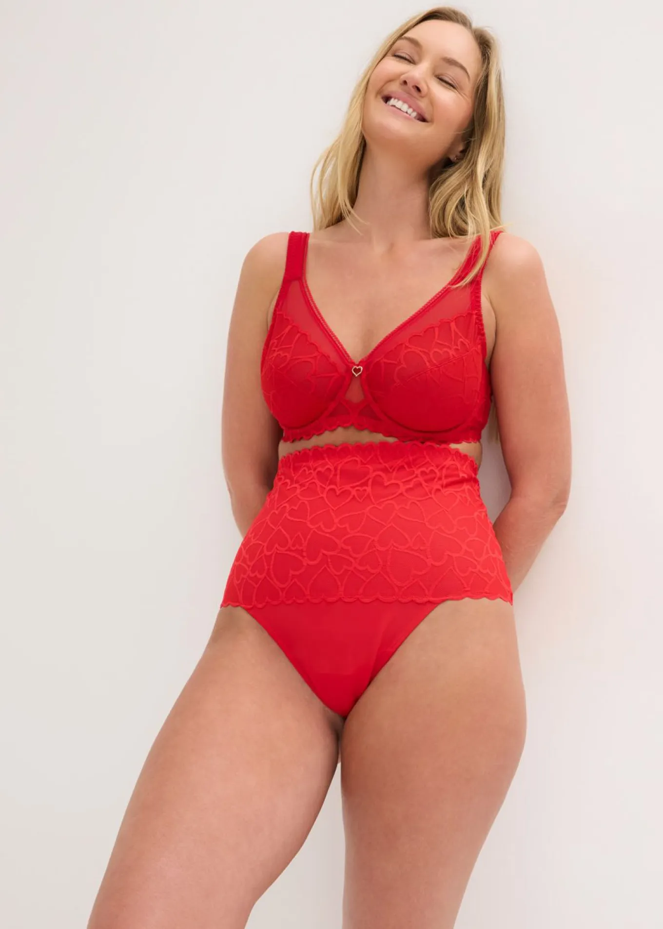 Tanga con efecto moldeador medio y encaje de corazones