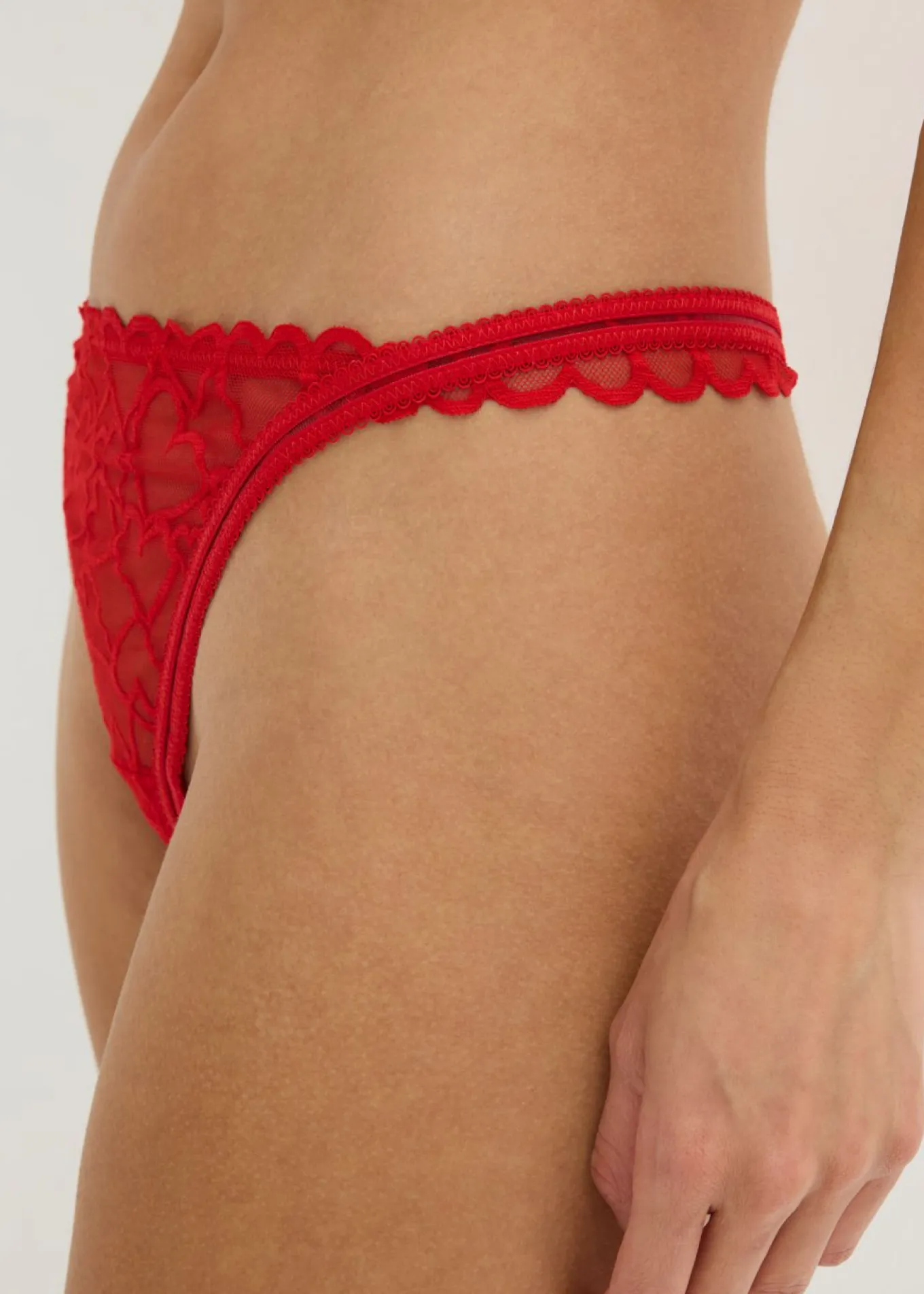 Tanga con encaje de corazones